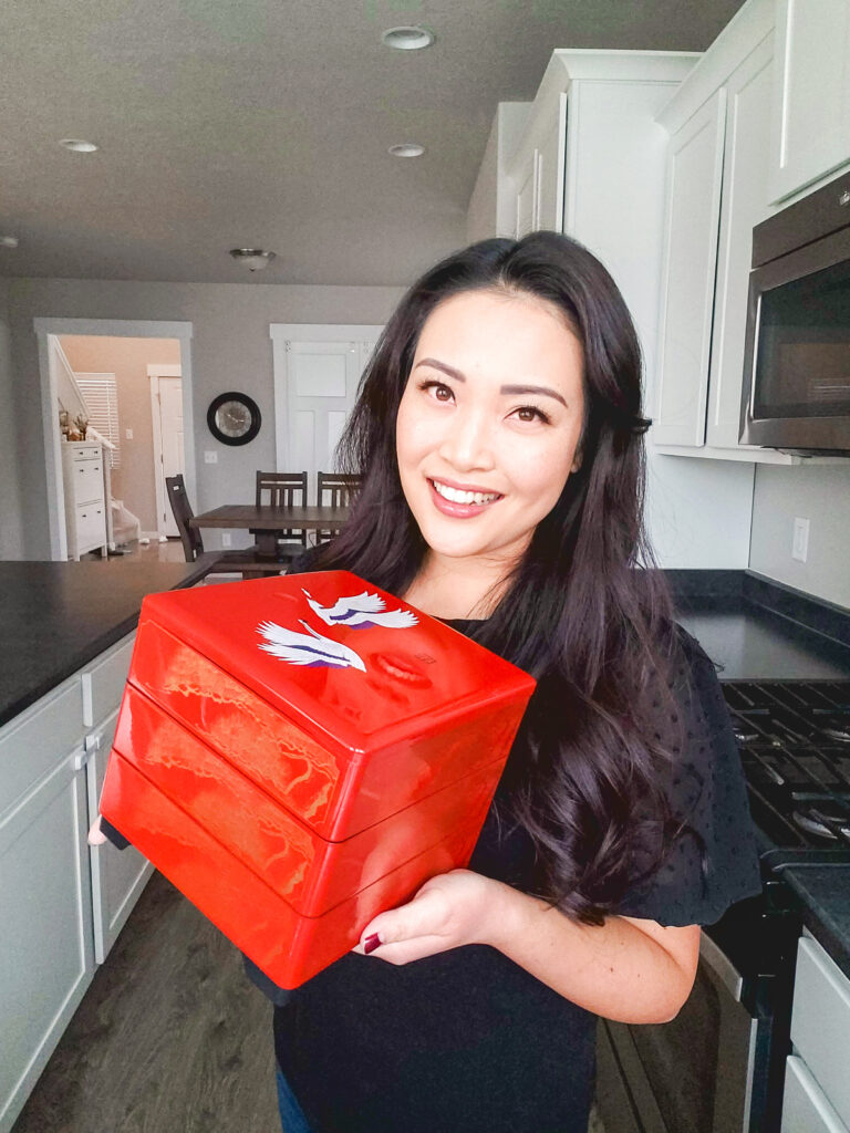 momo holding a jubako box